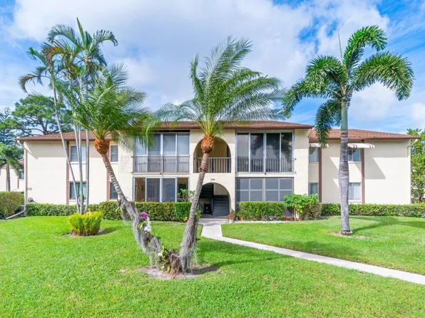 336 Knotty Pine Circle #D-2, Greenacres, FL 33463