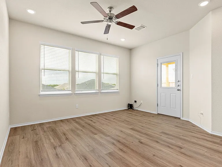 343 Green Valley Dr — Photo 5