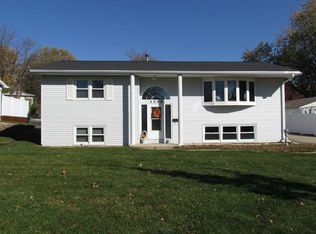 1322 Pleasant Valley Dr, Waterloo, IA 50701