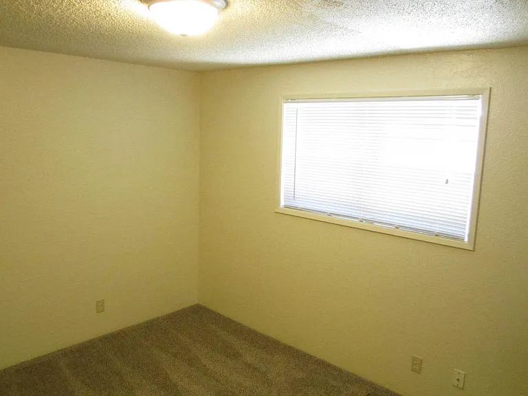 546-548 S Ivy St — Photo 6