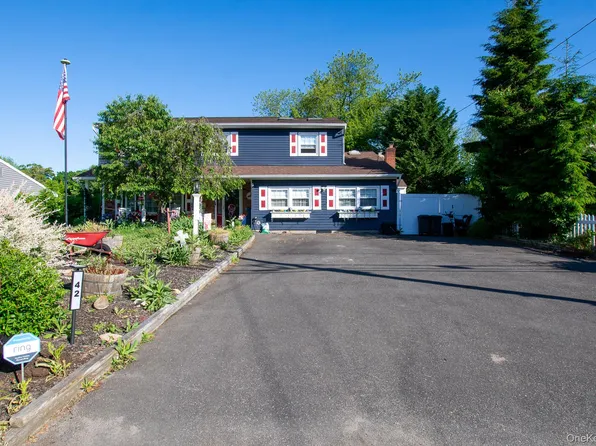 42 Ludlow Way, Oakdale, NY 11769