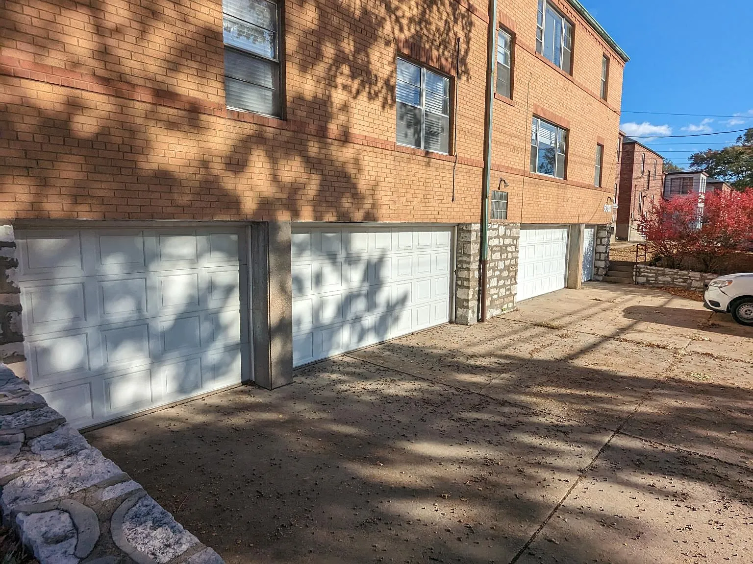 Francis Park, July, Cool AC, clean/nice, Garage, 1st floor! St Gabriel Parish.... at st louis — Photo 3