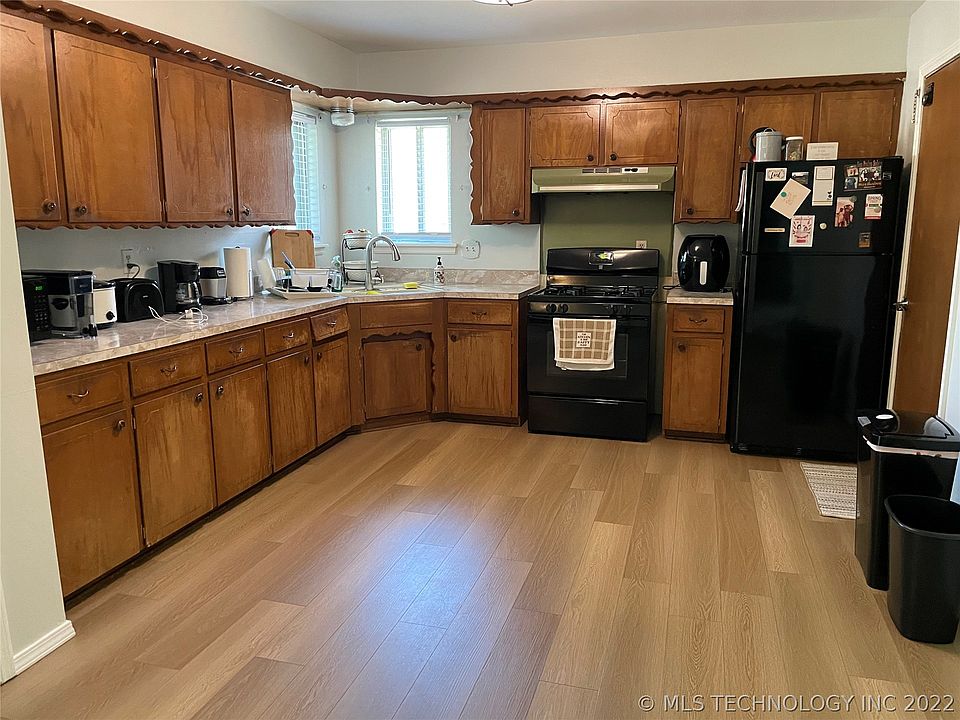 2nd image of 1520 S 125th East Ave