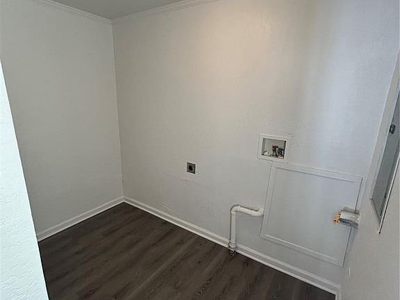 4th image of 20 Leonard Dr