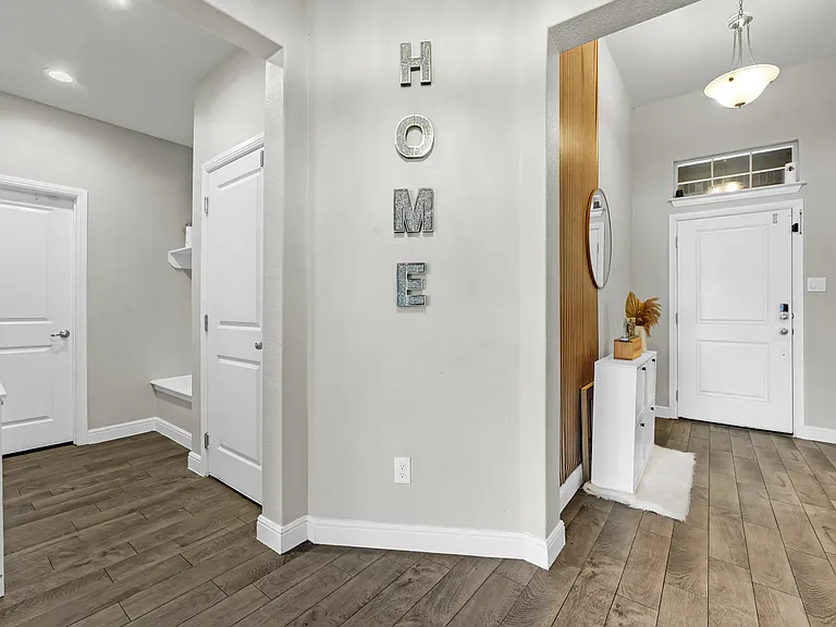 1120 Gillespie Dr — Photo 2