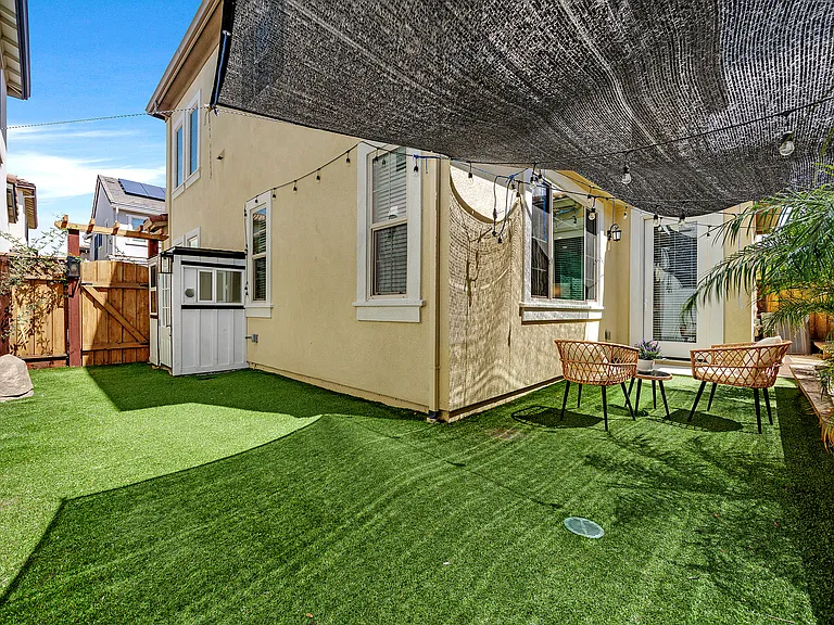 464 E Yarrow Pl — Photo 32
