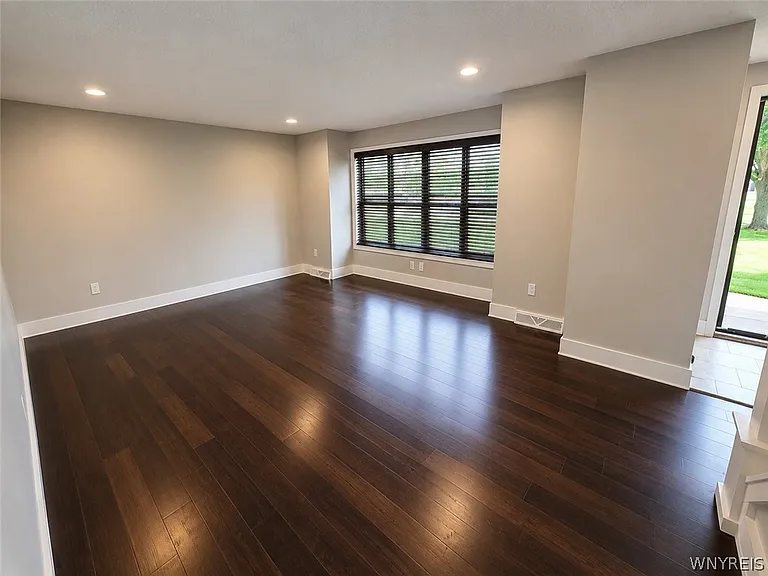 25 Jessica Ln — Photo 4