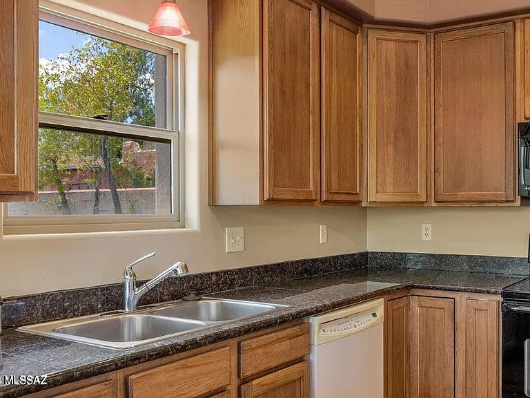 1231 E Linden St — Photo 6