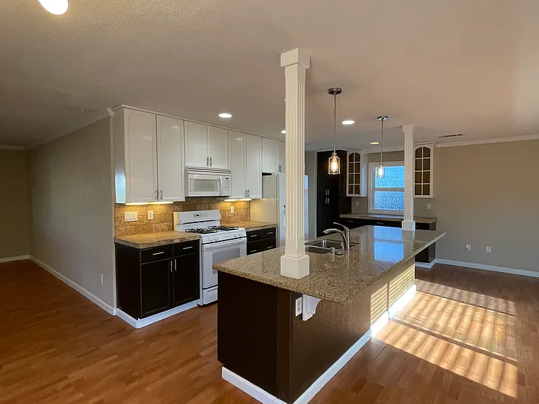 1010 Westway Dr — Photo 3