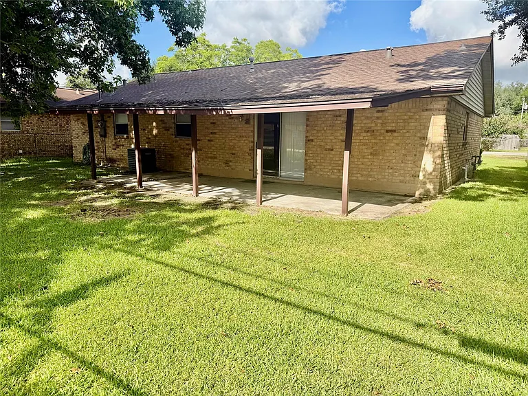 501 E Oak St — Photo 17