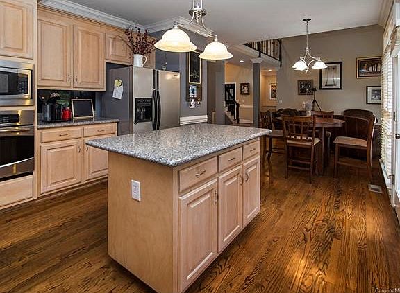 3rd image of 3018 Lakewood Edge Dr
