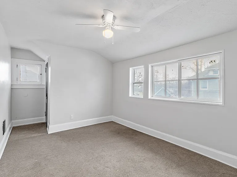 3310 E 9th St — Photo 17