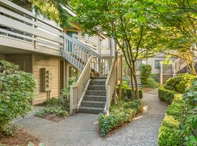 1286 Bellevue Way NE