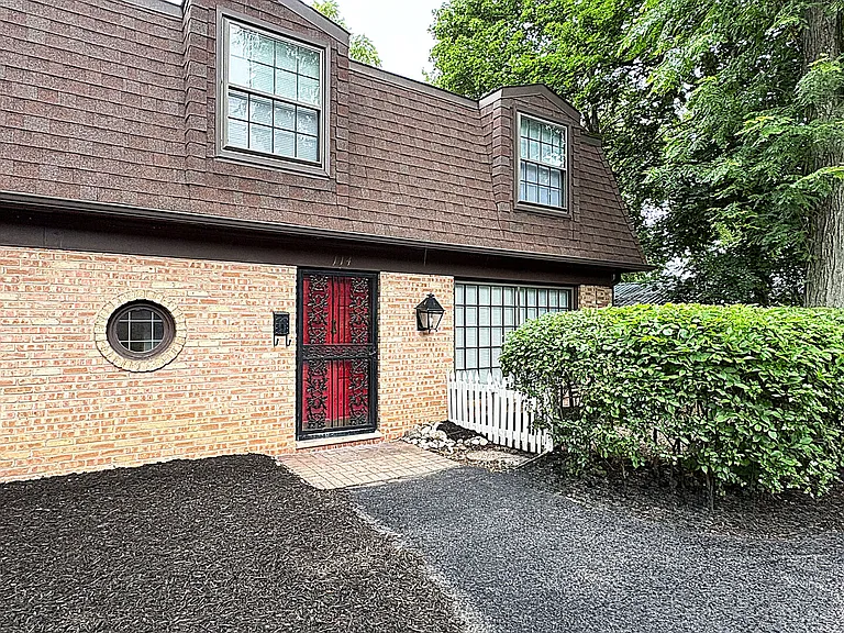 114 W Hillside Ave — Photo 2