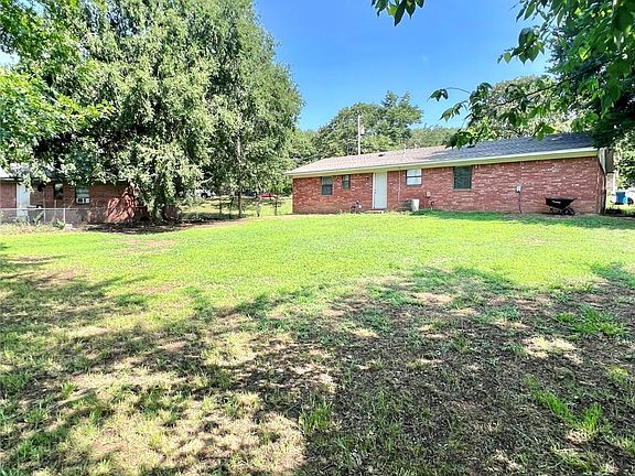 3rd image of 108 Oak Ln