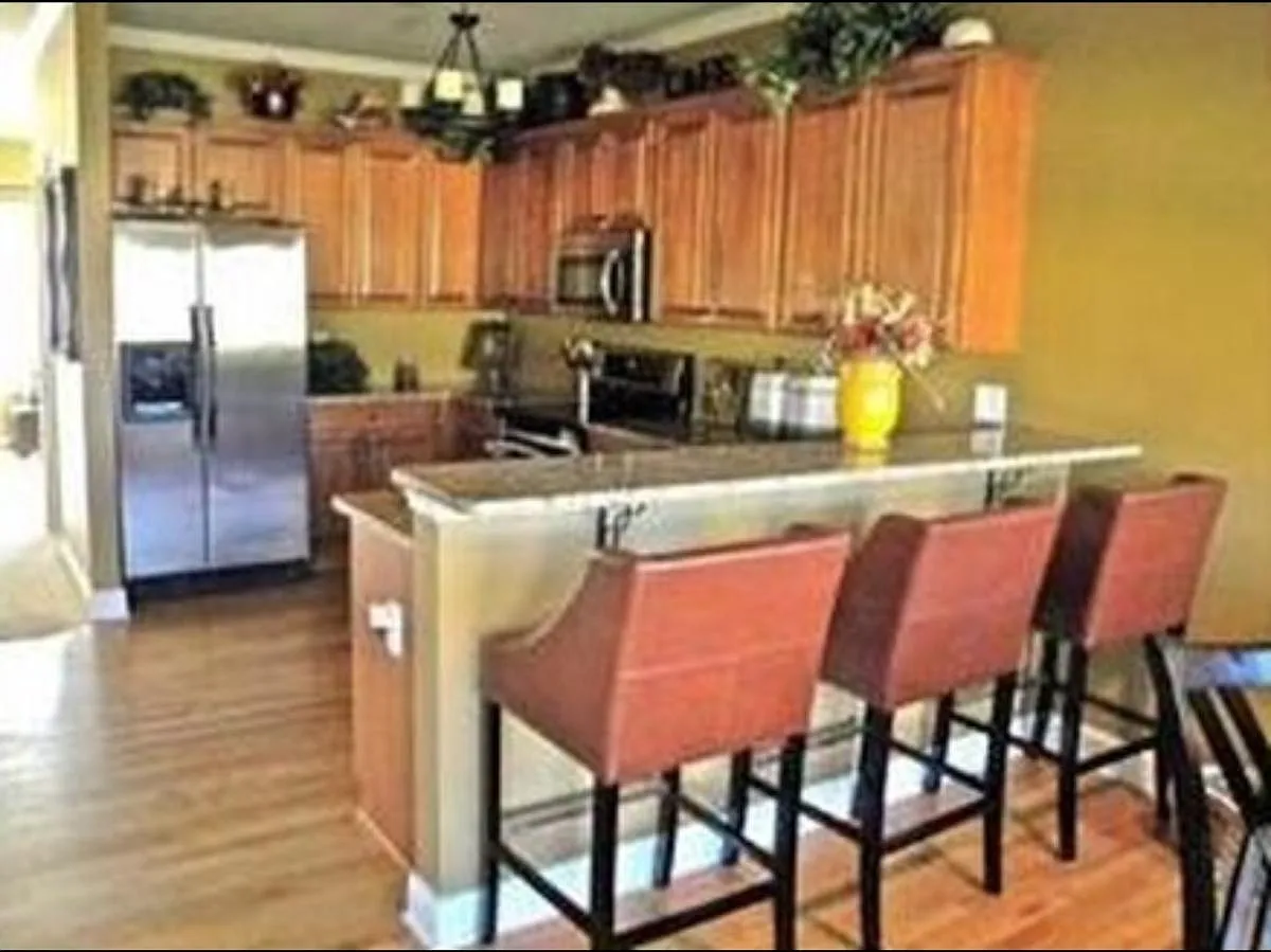 3 bed, 2382 sqft, $2,000 — Photo 2