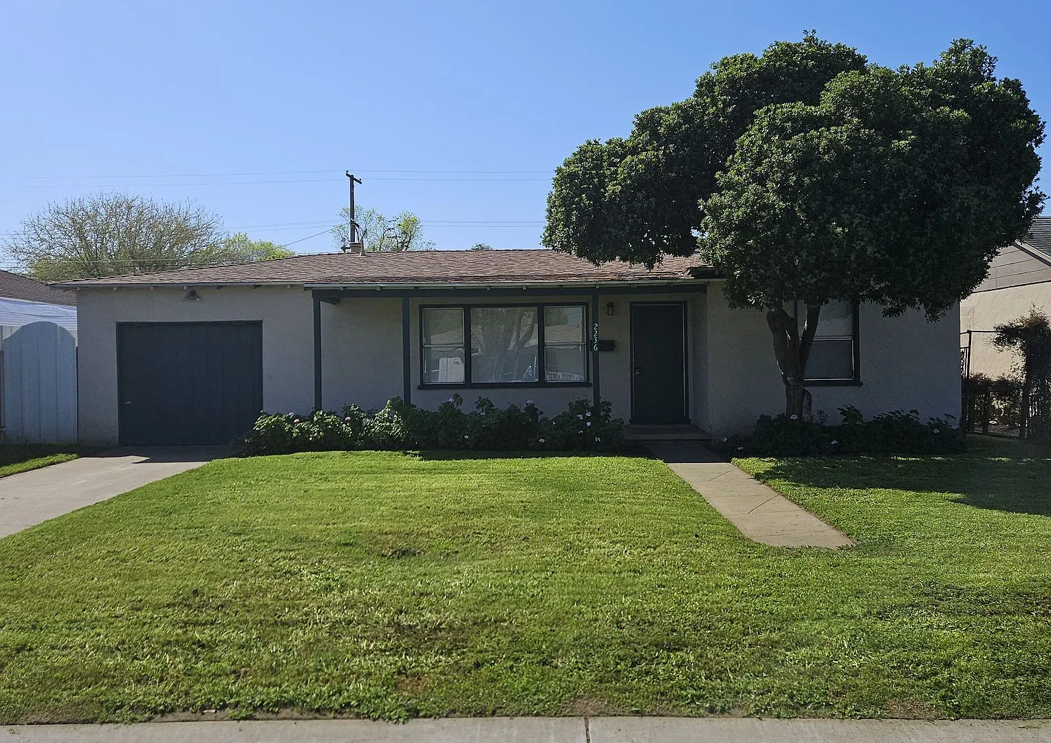 Charming 2 Bedroom Home with Large Backyard — Photo 1