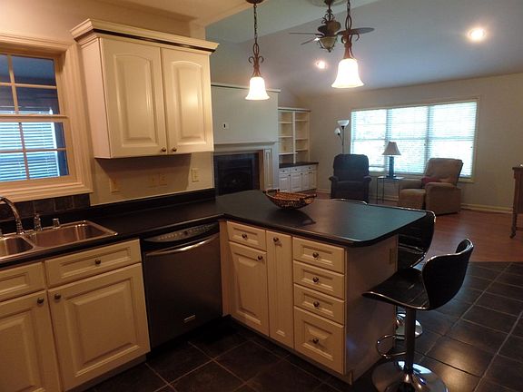 4th image of 1068 Amberley Way