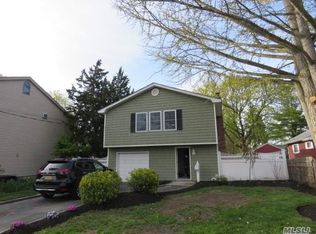 17 Roslyn St, Islip Terrace, NY 11752
