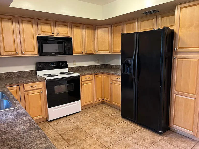 1300 SW 76th Dr — Photo 3