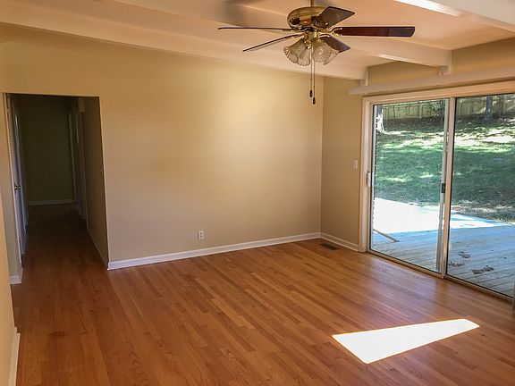 Living Room, hardwood floors, adjoins Kitchen and patio
13'6"x18'6"