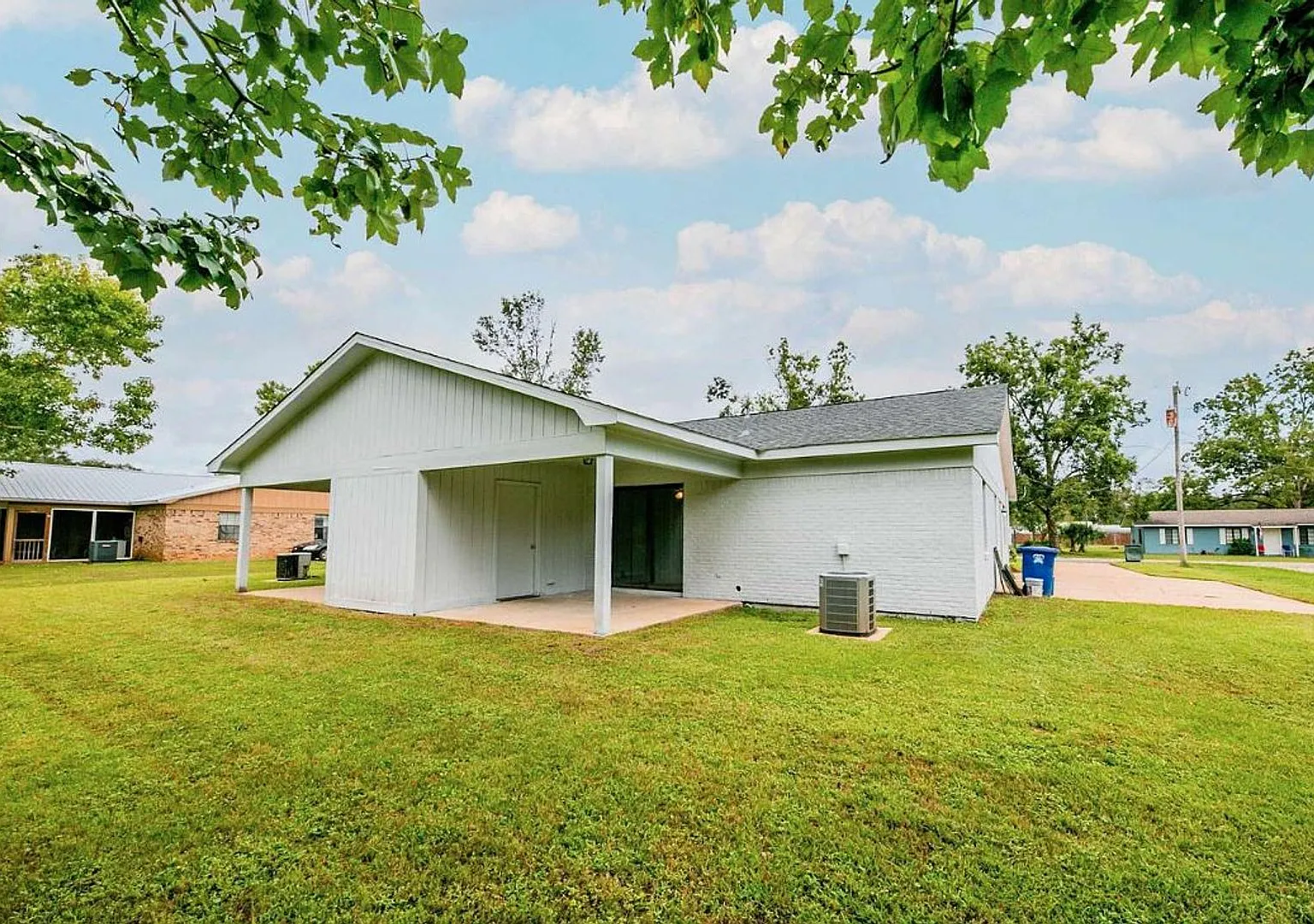 Available 10/15/2026! Beautiful 3 bed 2 bath duplex in Foley, AL. — Photo 3