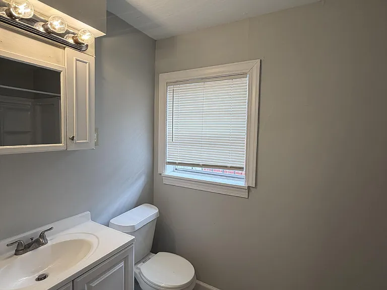1746 Eldridge Ave — Photo 11