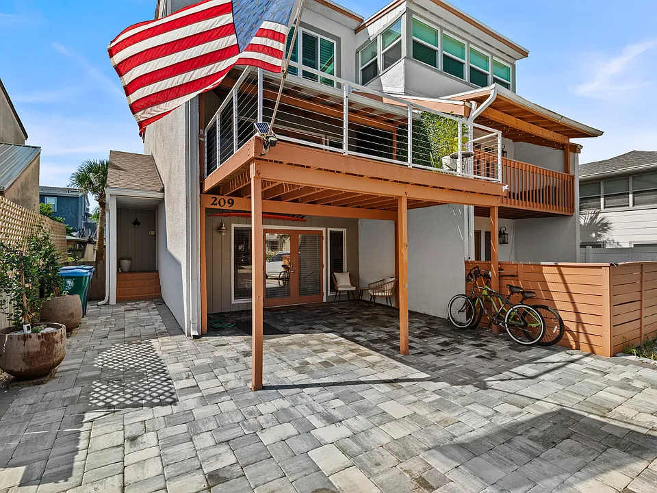 209 Myra St