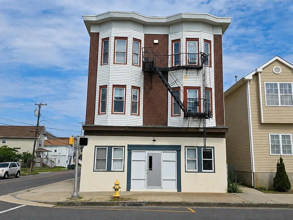 633 Arctic Ave