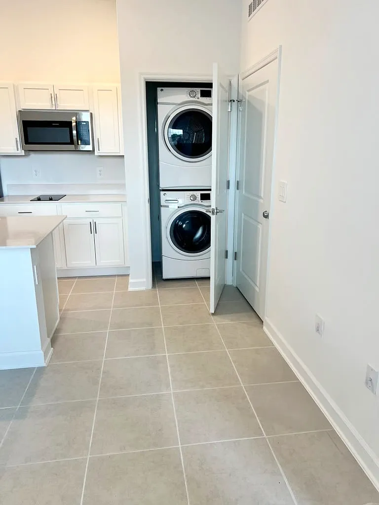 Studio, 900 sqft, $1,350 — Photo 4
