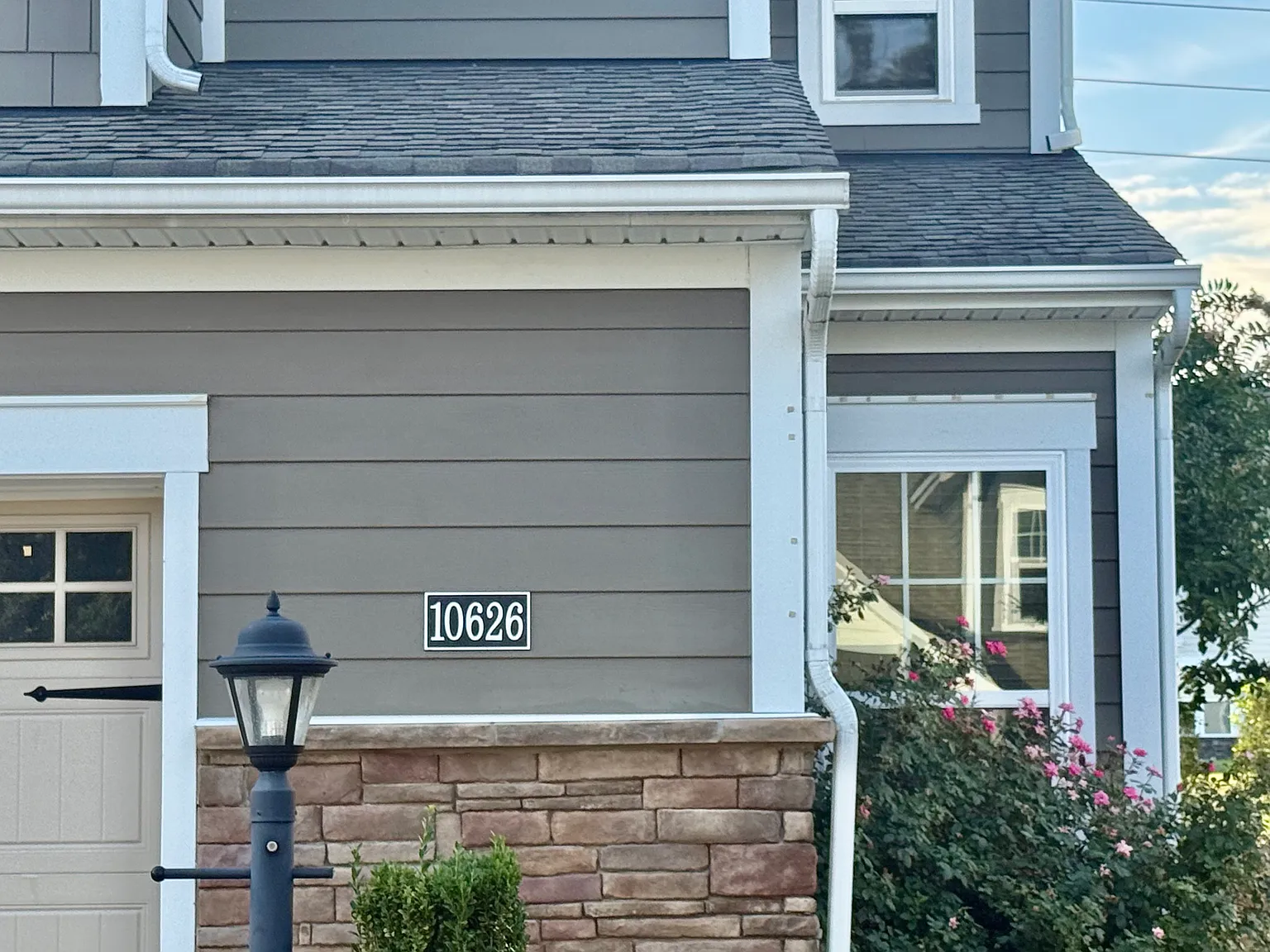 4 bed, 2.5 bath, 2152 sqft, $3,099 — Photo 2
