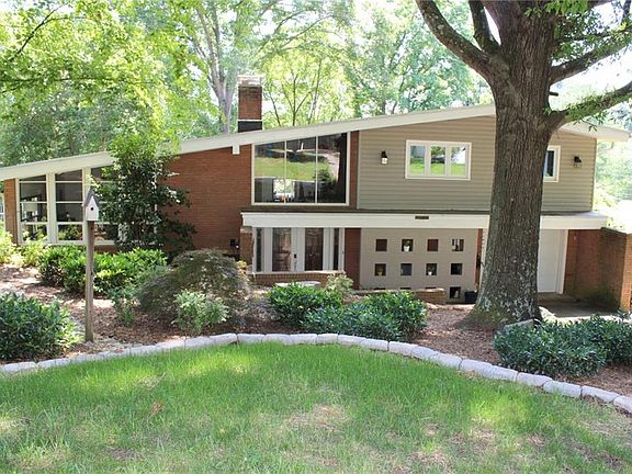 2nd image of 812 Hawthorne Dr NE