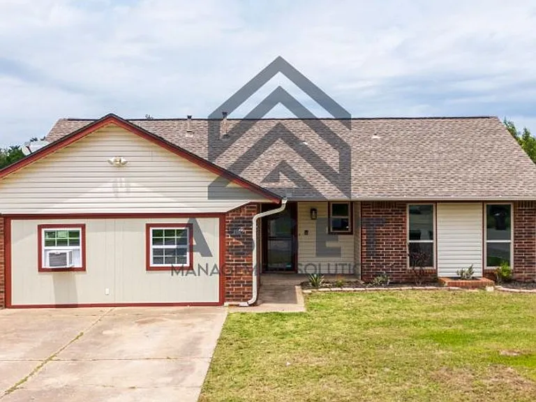 1605 Blessing Ct — Photo 3