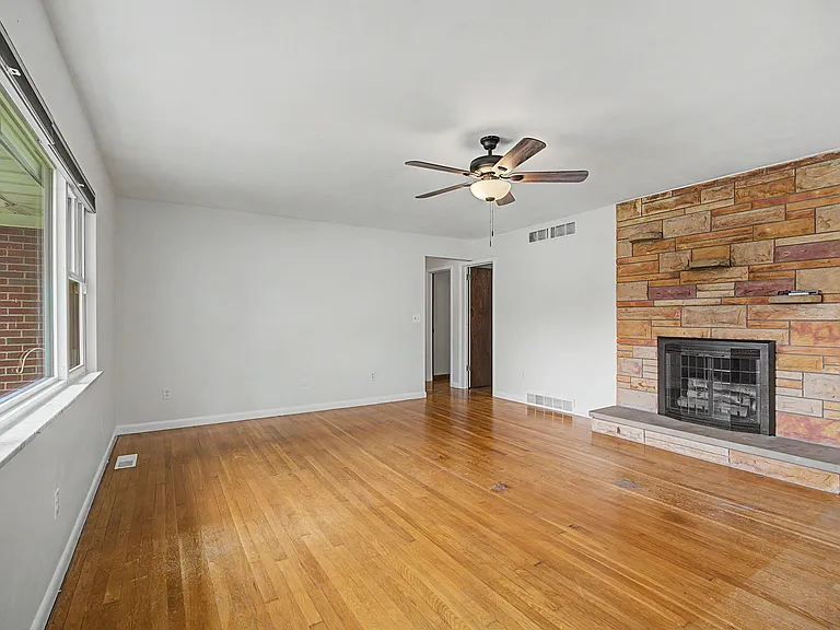 3707 E 4th St — Photo 16