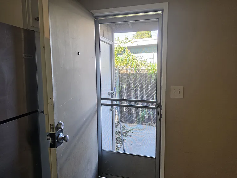 449 SW I St #A — Photo 2