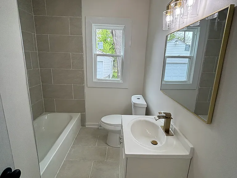 621 W 44th Pl — Photo 5