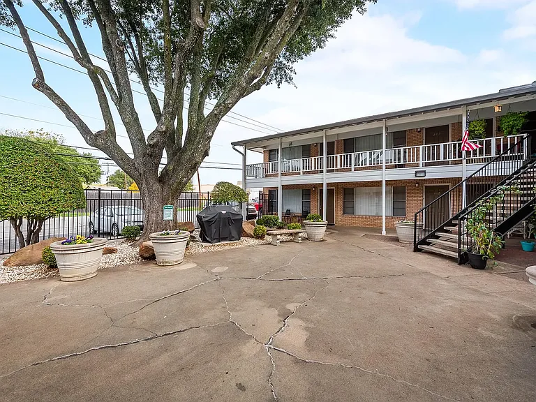 7102 Glenview Dr #204 — Photo 13