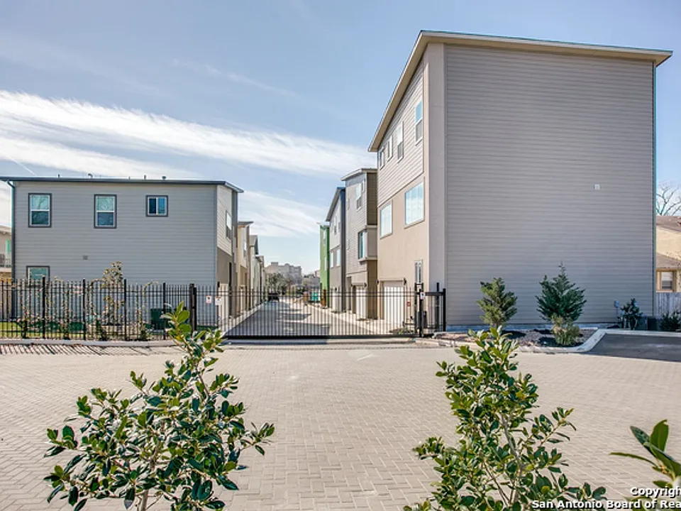 1618 W Lawndale Dr #8
