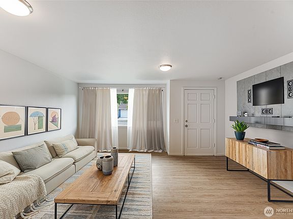 5th image of 729 Woodford Avenue N