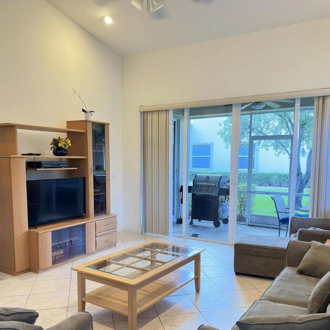 3 bed, 2.0 bath, 1577 sqft, $2,300 — Photo 1