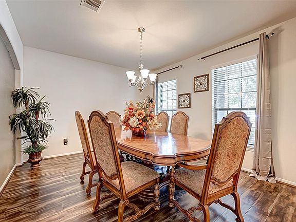 This dining room is a great size for all your furniture! Great entertaining space or for any meal! It even has a feature wall!