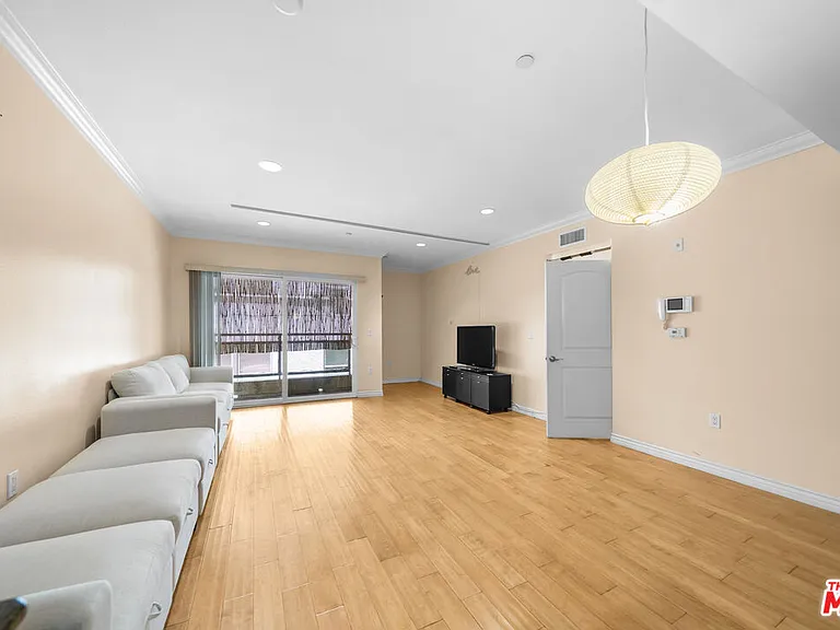 980 S Oxford Ave #202 — Photo 14