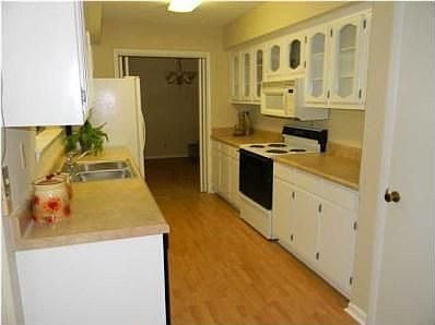 3rd image of 4233 Woodcliff Dr S