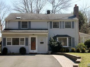 186 E Prospect St, Waldwick, NJ 07463