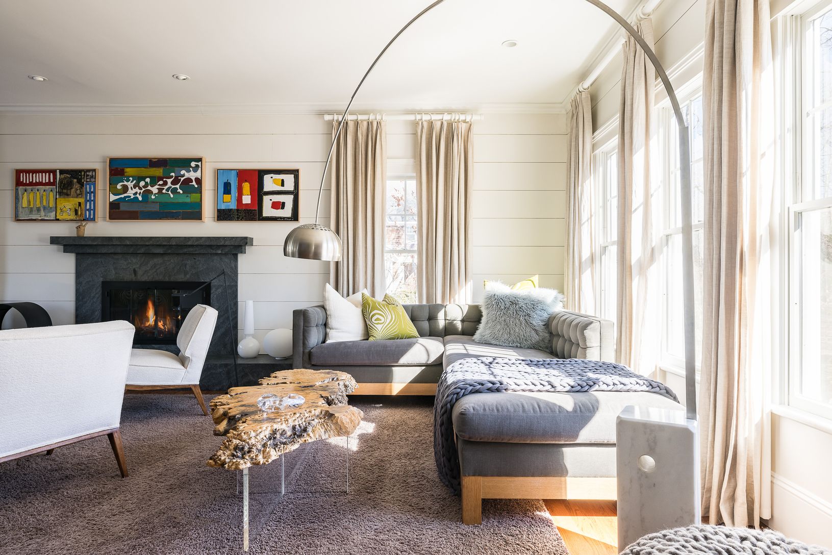  Bright and spacious living room with fireplace