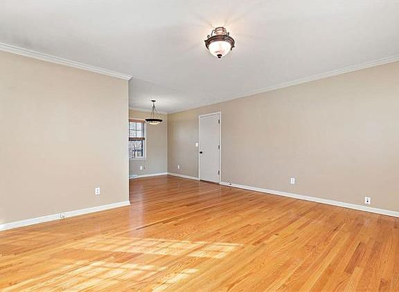 5th image of 9249 Hemlock St