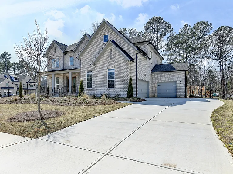 2405 Colliers Ln — Photo 2