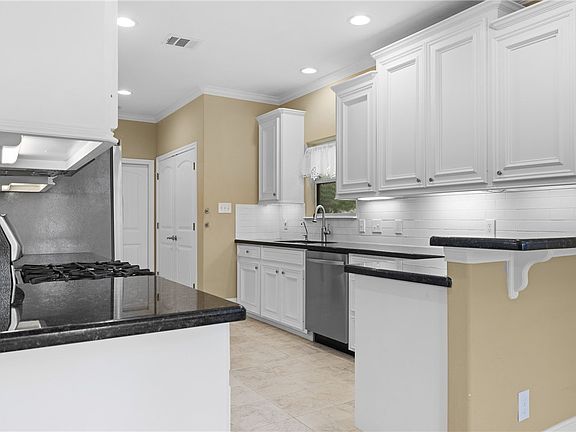 5th image of 3401 Broadmoor Dr