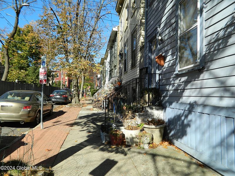 5th image of 19 Bleecker Place
