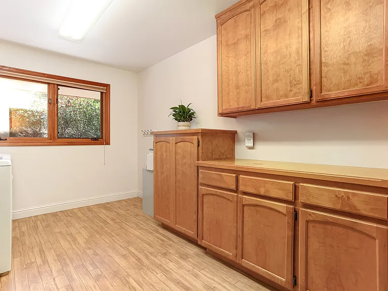 1049 Woodside Ln — Photo 40